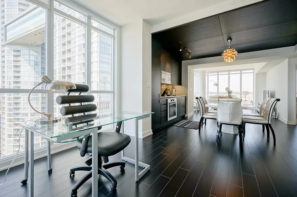 Hydewest - Capreol Luxury Furnished Penthouse Apartment تورونتو