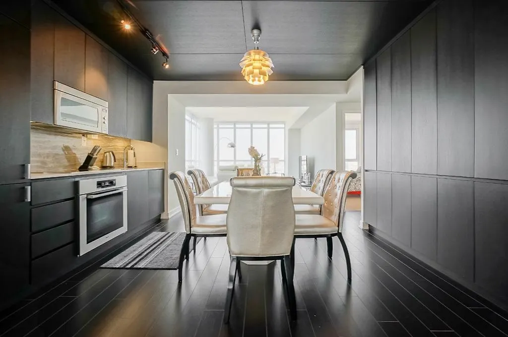 Hydewest - Capreol Luxury Furnished Penthouse Apartment تورونتو