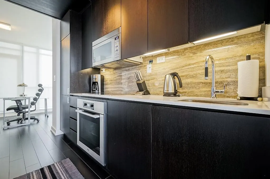 Hydewest - Capreol Luxury Furnished Penthouse Apartment تورونتو