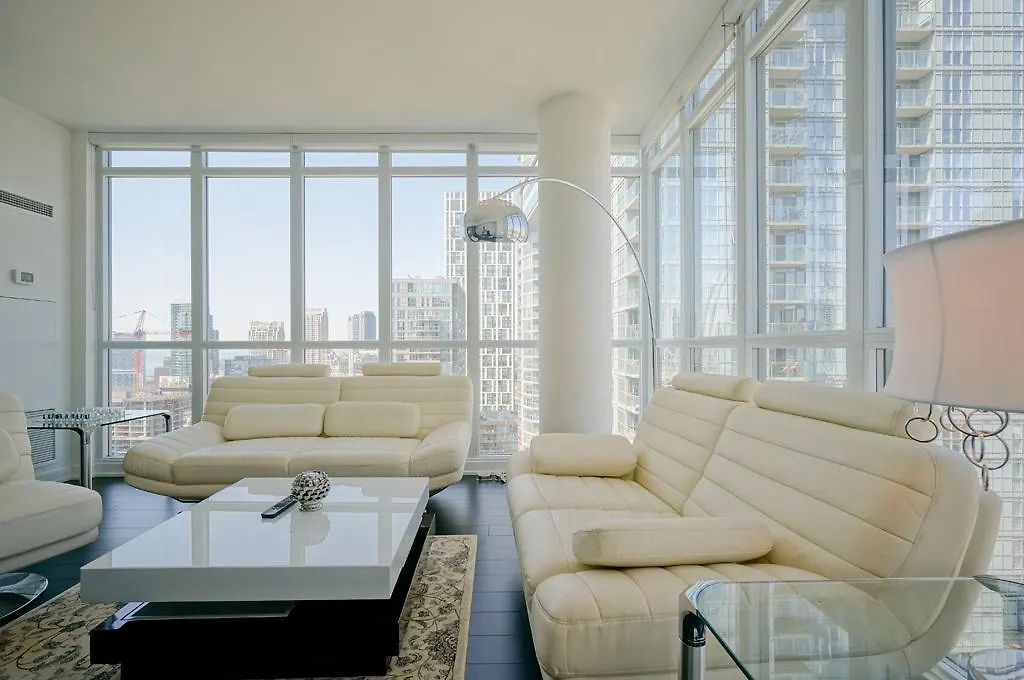 Hydewest - Capreol Luxury Furnished Penthouse Apartment تورونتو