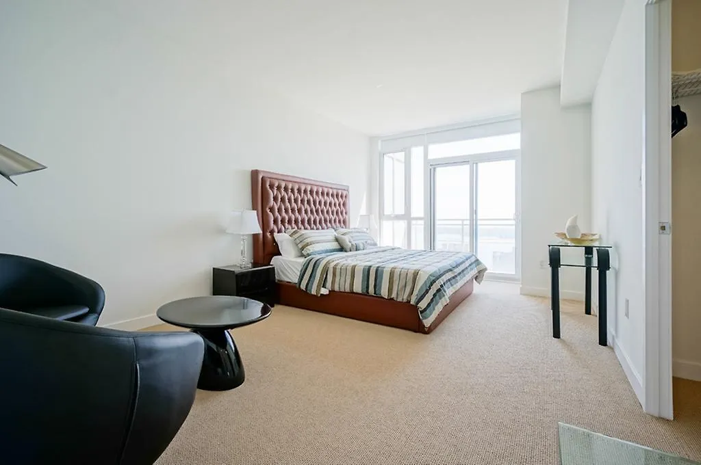 Hydewest - Capreol Luxury Furnished Penthouse Apartment تورونتو 0*,