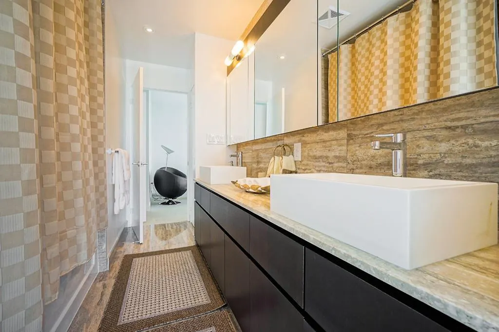 Hydewest - Capreol Luxury Furnished Penthouse Apartment تورونتو 0*,  كندا