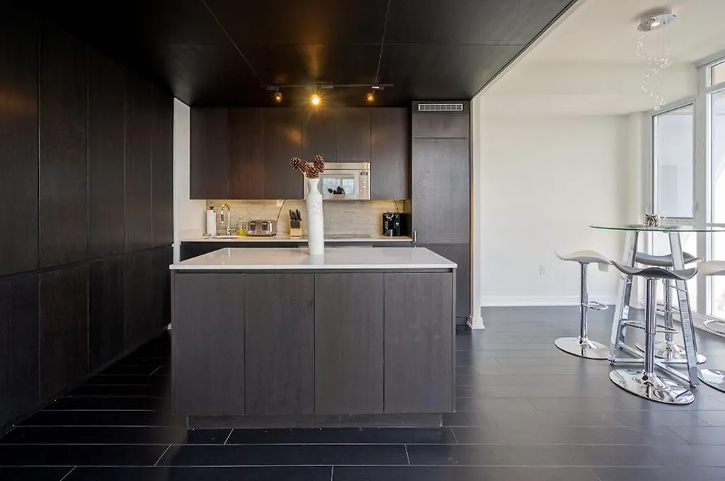 Hydewest - Capreol Luxury Furnished Penthouse Apartment تورونتو